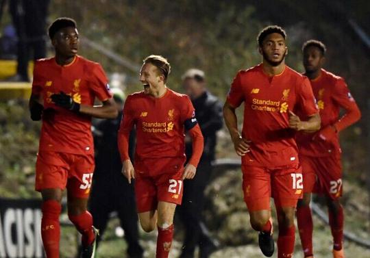 NBA：勇士主场险胜小牛